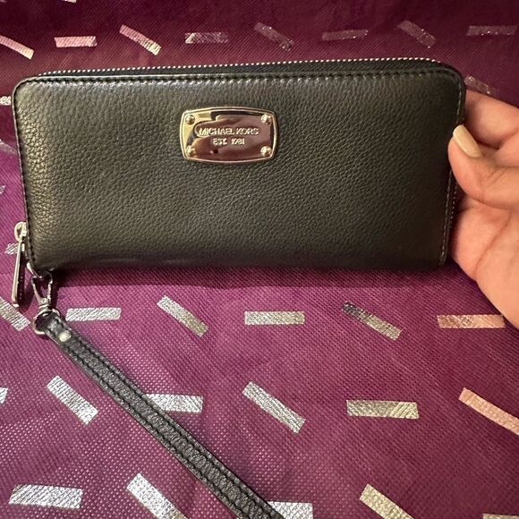 Michael Kors Handbags - Michael Kors leather jet set travel continental zip wristlet wallet